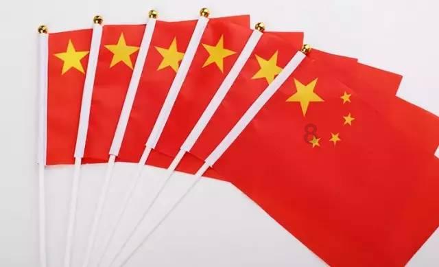 法国农民不满生产境遇 驾拖拉机“围困”巴黎