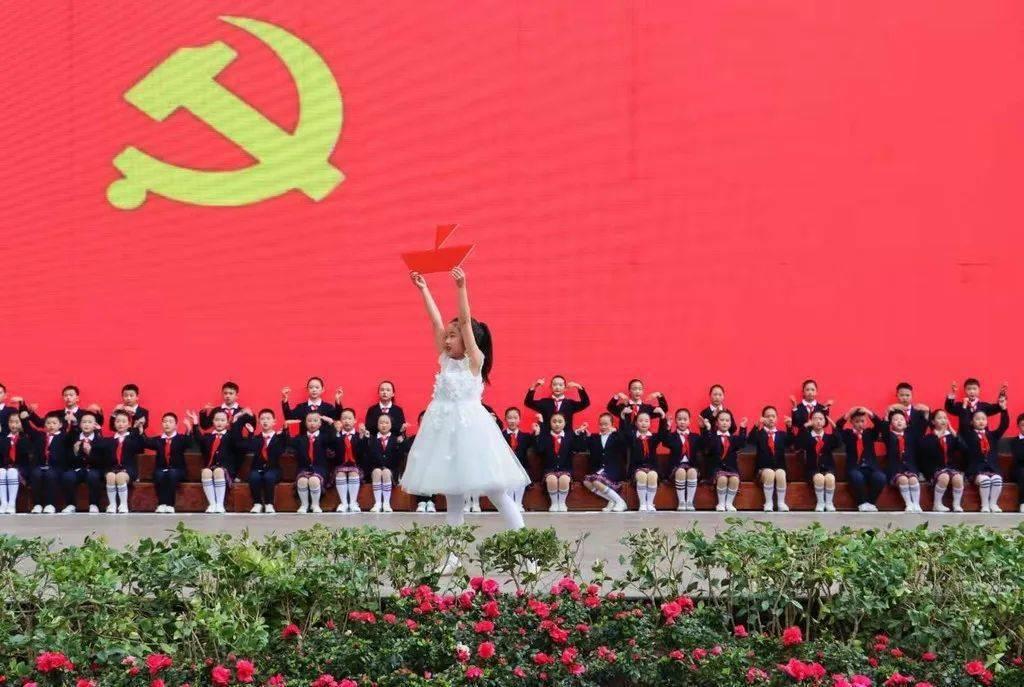 给龙镶牙见过吗？哈尔滨巨龙冰雕被掰掉的牙齿已修复