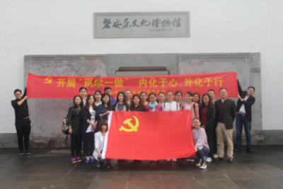 诸葛亮出山时，水镜先生仰天大笑说10个字，暗示了孔明的最终结局